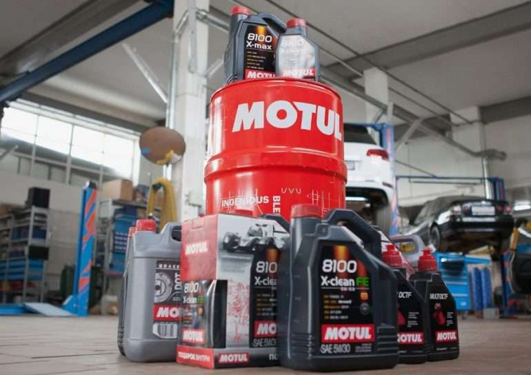 Обзор линейки моторных масел Motul: от стандартных до премиум-класса